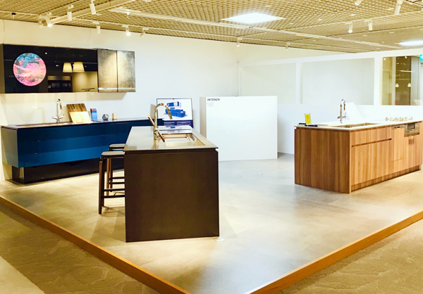インフィル　2カ所から入れる店内にはキッチン3点を展示