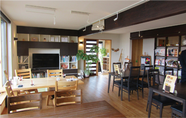 小木工業　カフェドエコは木造の元資材置き場だった
