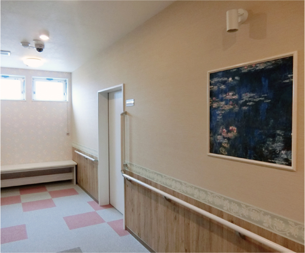 町田ひろ子アカデミー　「睡蓮 緑の反映」を4分割して廊下の壁4箇所に配置
