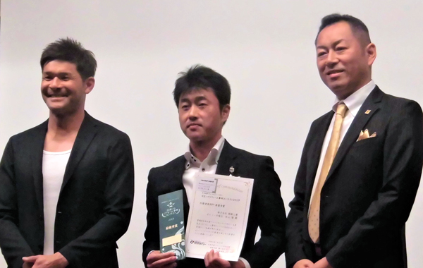 ガイソー　小川博司代表とイメージキャラクター照英氏と受賞者