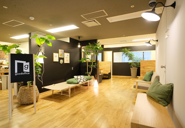 gooddaysホールディングス　エントランス入ってすぐのスペースは、無垢材と植栽を構えている
