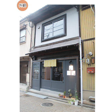 歴史ある街の路地裏にある