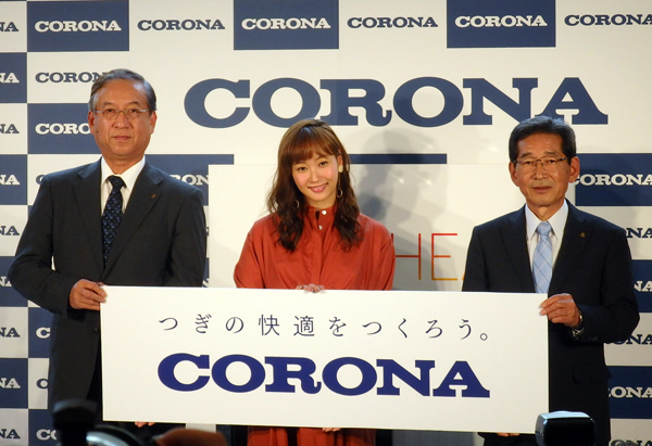 コロナ　小林一芳社長（右）と渋木英晴常務取締役（左）