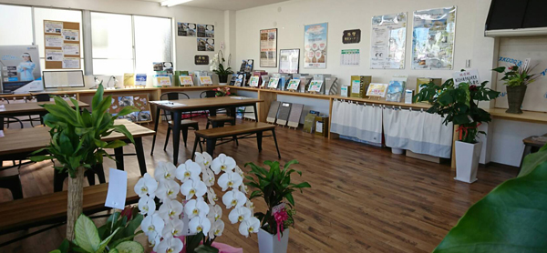 平松建工　店内ではさまざまな商材を見比べられる