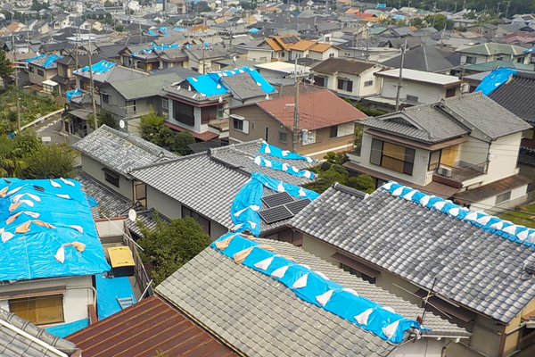 瓦寅工業　ブルーシートのまま1年を過ぎた家もまだまだある