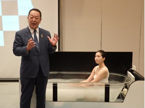 サイエンス　CMに出演中の久保葵さんがマイクロバブルをPR