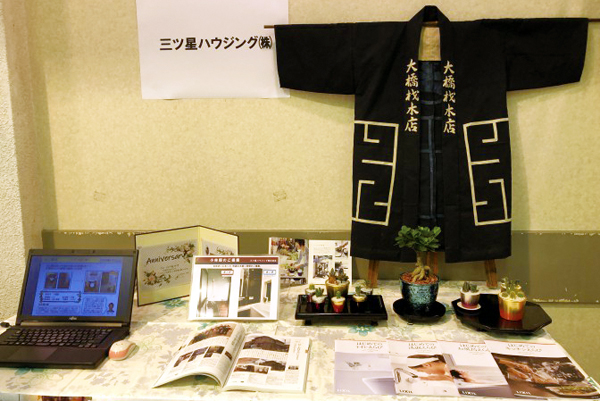 三ツ星ハウジング　共同記者会見では実際のプレゼントも展示