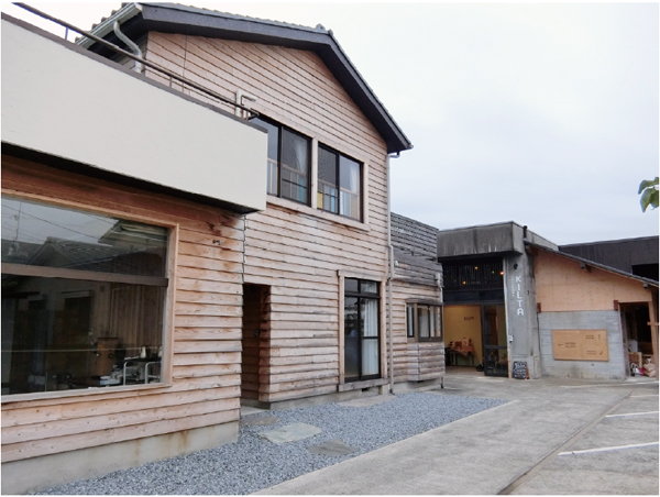 50坪のシェア工房以外に家具の展示スペースや開設予定のゲストハウス、コーヒー焙煎所もある「KILTA春日部」