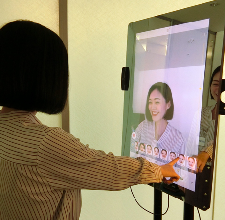 IoTシステムズ　鏡に映った顔にメイクを施すこともできる