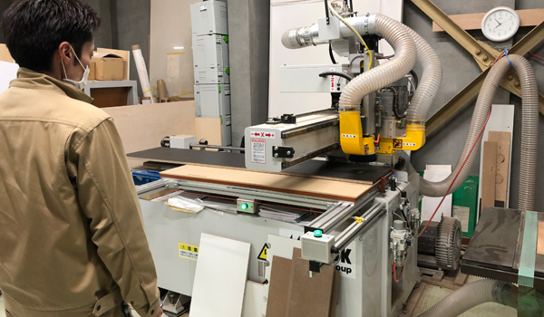 キッチンワークスはリフォームとともに提供する造作家具を自社工場で作っている