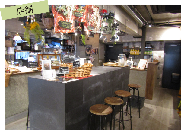 ten　2部屋つないだ店舗側には、真ん中にデスクを設置