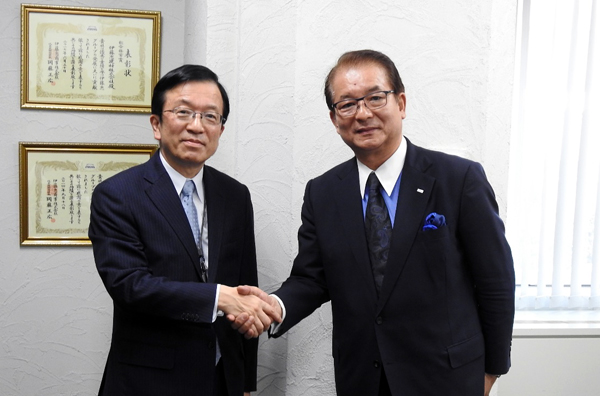 伊藤忠建材の柴田 敏晶社長とコンピュータシステム研究所の長尾良幸代表取締役