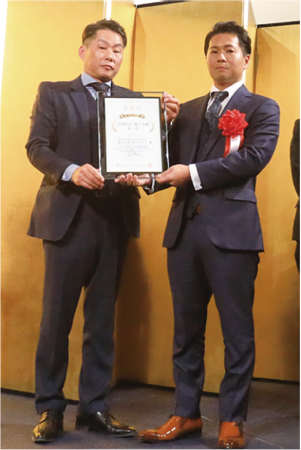 ディアライフ　グッドホームの松川社長から表彰される松田社長