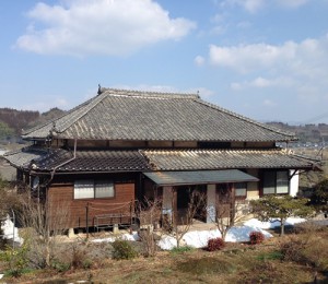 工事中の100年の木造古民家の工事現場を見学会で公開。リノベーションで家の性能がどれくらいアップするかを説明1