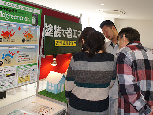 メーカーごとにブースを作り、触って塗料を体験