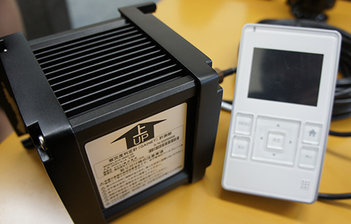 左の機器がセンサー。基礎に付ける