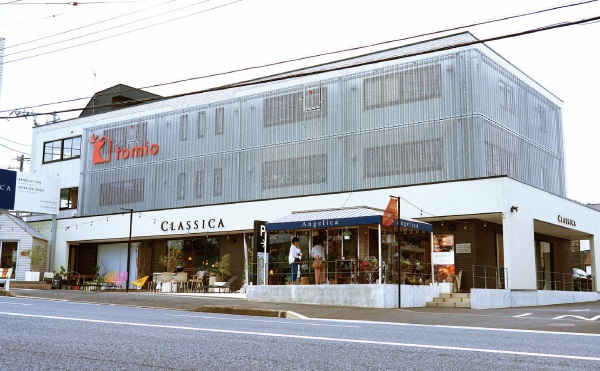千葉市若葉区にあるオフィスの階下には家具店と花屋を構える