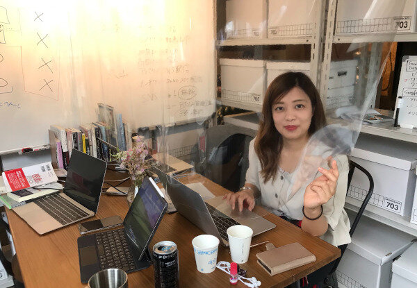 透明なビニールカーテンを取り付け、社員間の感染を防止