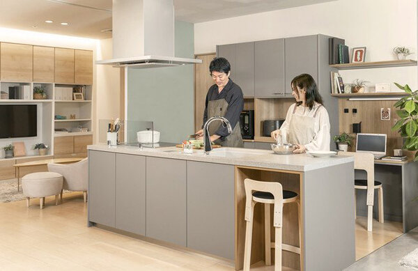 パナソニック　肘がぶつからない距離感で料理が可能