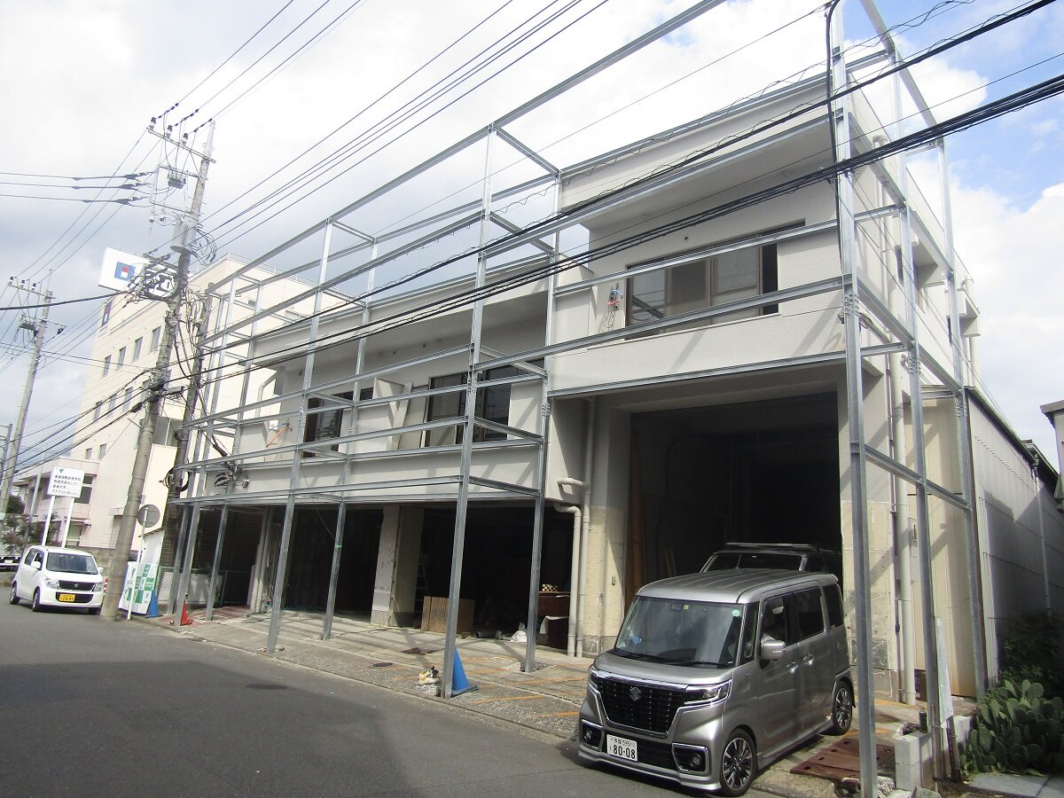 桃山建設_鉄骨のフレームで囲われた外観