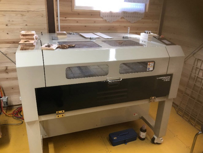 クボデラ　最高速度2000mm／1秒で木材表面を3次元加工する「レーザー加工機」