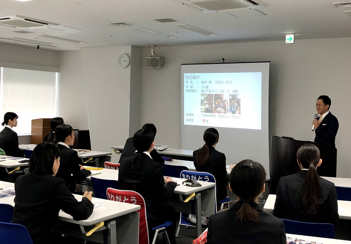 リブウェルヤマザキ　説明会では金井社長が自己紹介をする
