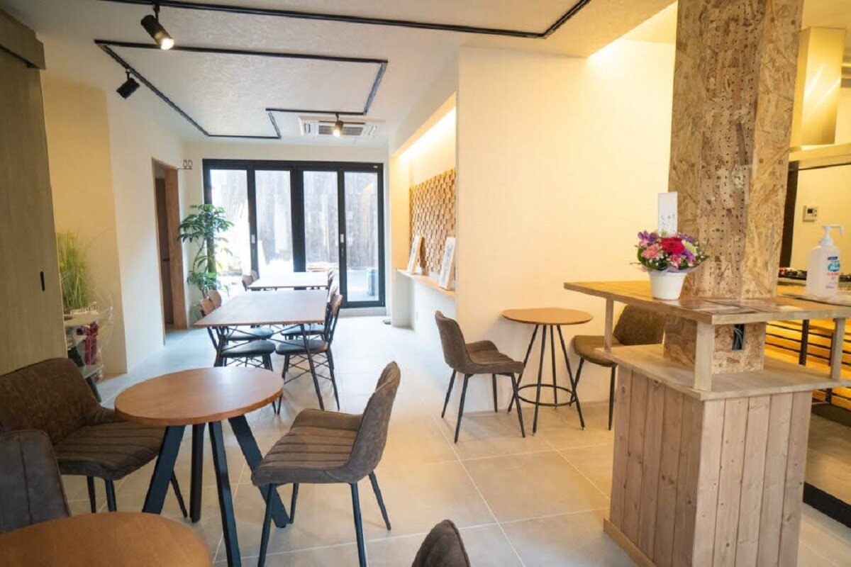 ピット工務店_店内では、打ち合わせもできるよう15席用意した