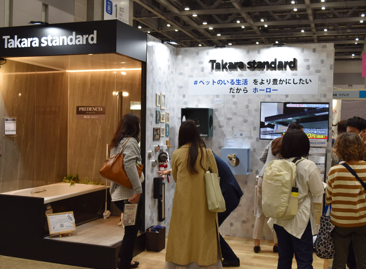 多数のペット愛好家でにぎわう展示会当日のブース