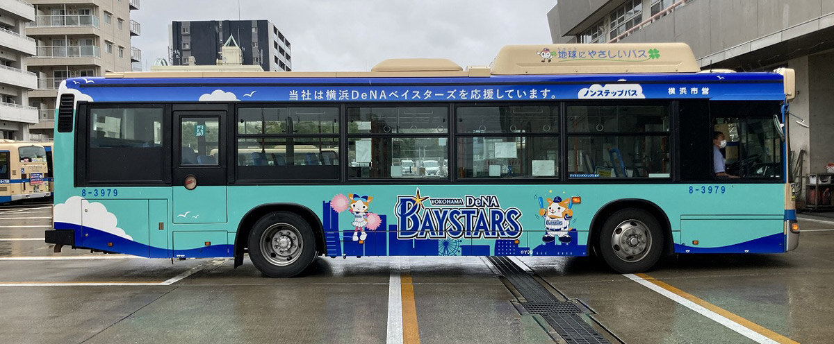 建新　球団とコラボしたラッピングバス