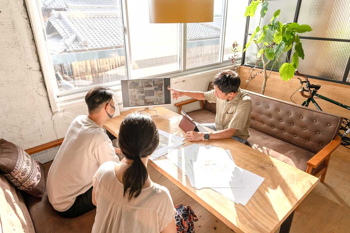 資料や事例を見せながら解説する