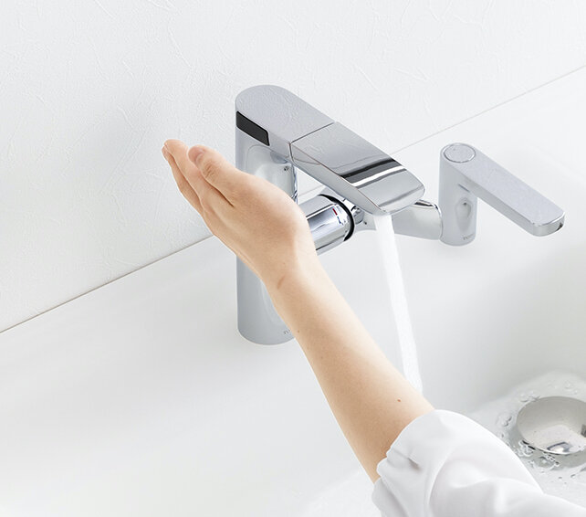 TOTO レバーに触れずに手が洗えて衛生的