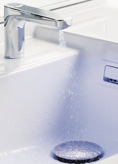 TOTO 使用後に「きれい除菌水」を排水口にふきかけ、気になる汚れを抑制。