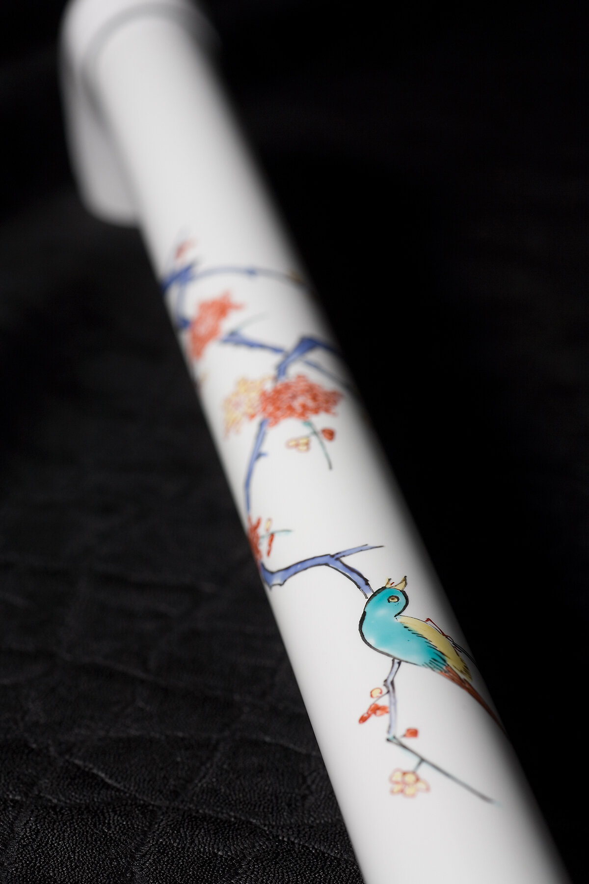 職人が手作業で絵付けを行う「花鳥」