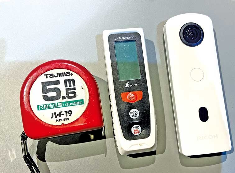 右から360度カメラ、レーザースケール、メジャー