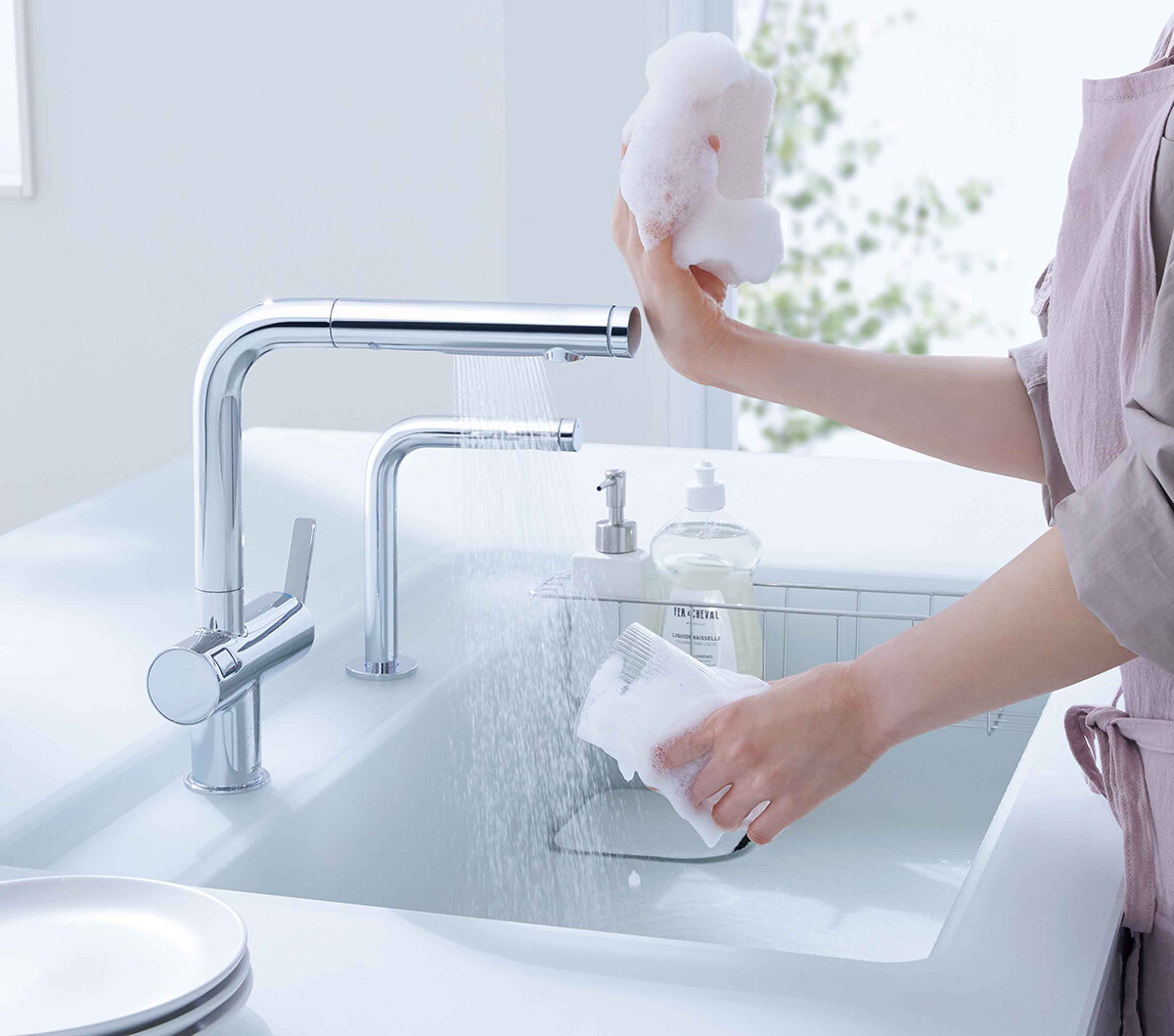 水栓の先にポンと触れるだけで水の出し止めができる「タッチスイッチ水ほうき水栓LF」