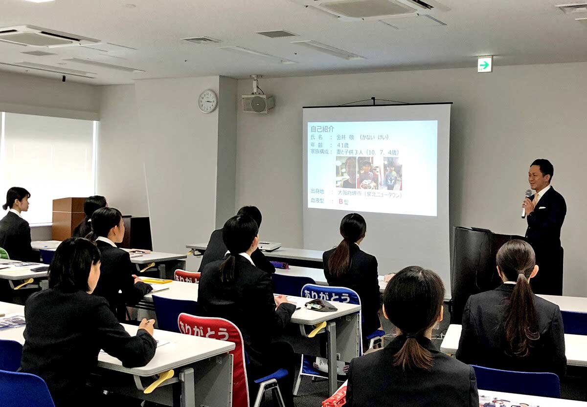 リブウェルヤマザキ（大阪府松原市）の説明会では、金井敬社長が満天星。家族や趣味について自己紹介をし、会社のビジョンも話す