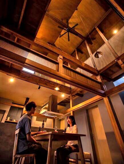 天井の梁を生かし、開放感と古い建材が両立した空間に