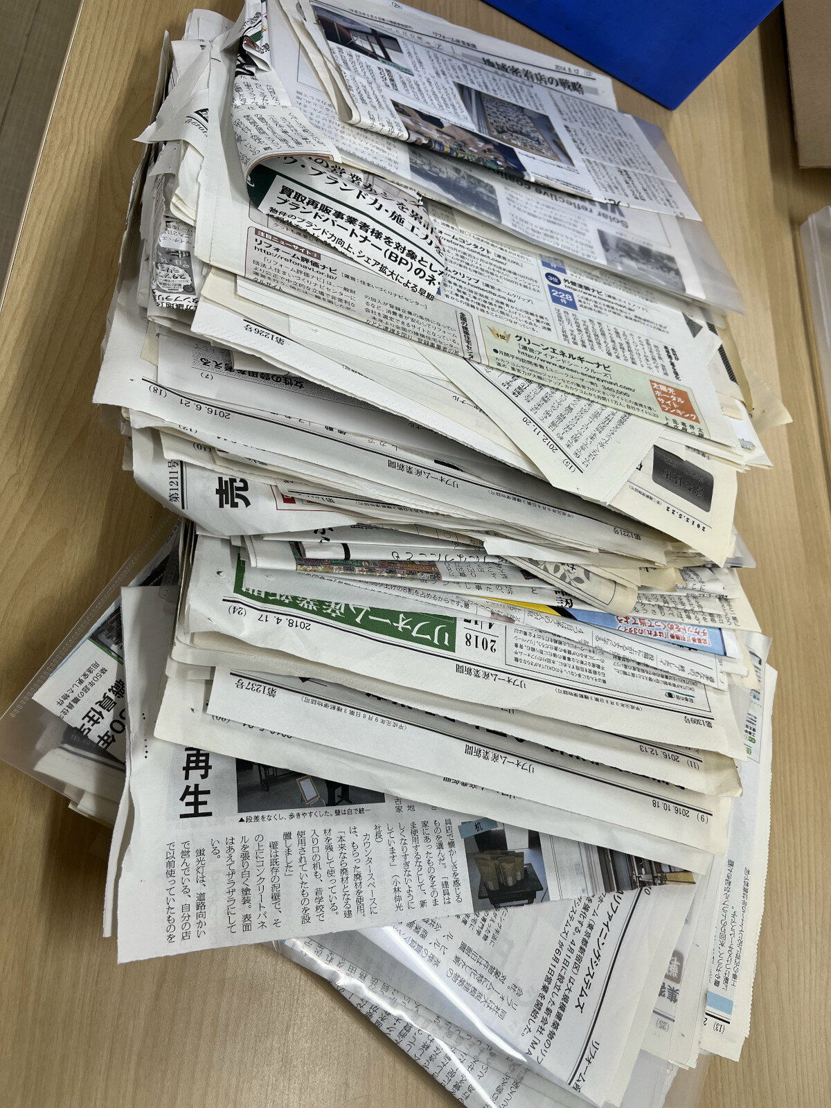 佐倉産業　スクラップした記事は保管し続けており、その膨大な量の写真を提供してくれた