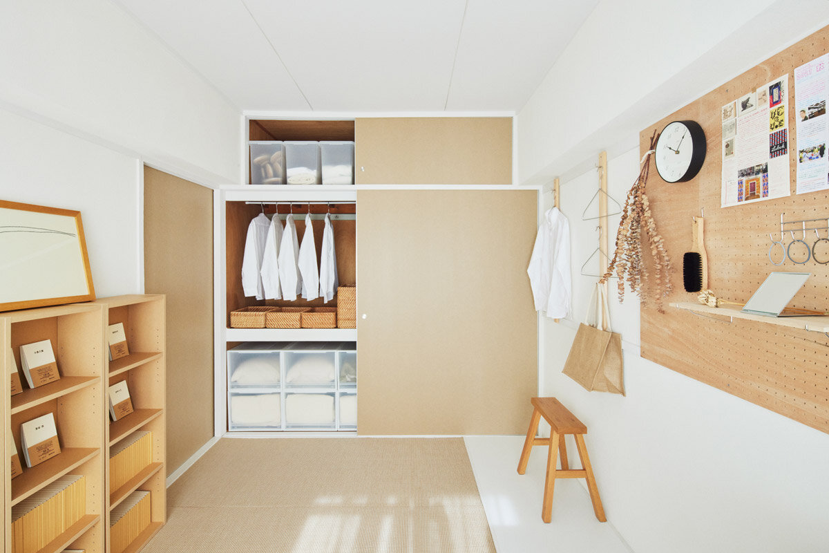 MUJI HOUSE　押入れの中には突っ張り棒が渡してあり、クローゼットのように使用できる