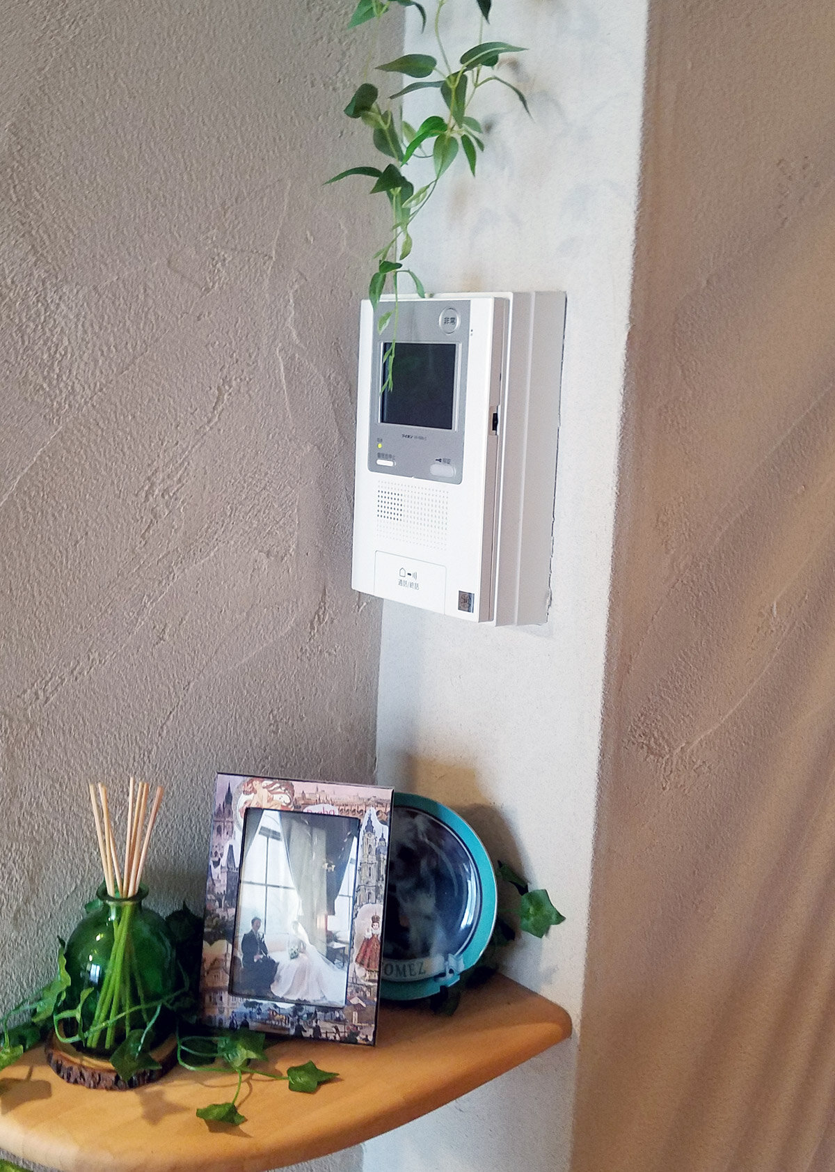 アルコバレーノ　工具を利用して削ればきれいに下地から剥がれ、原状回復が可能