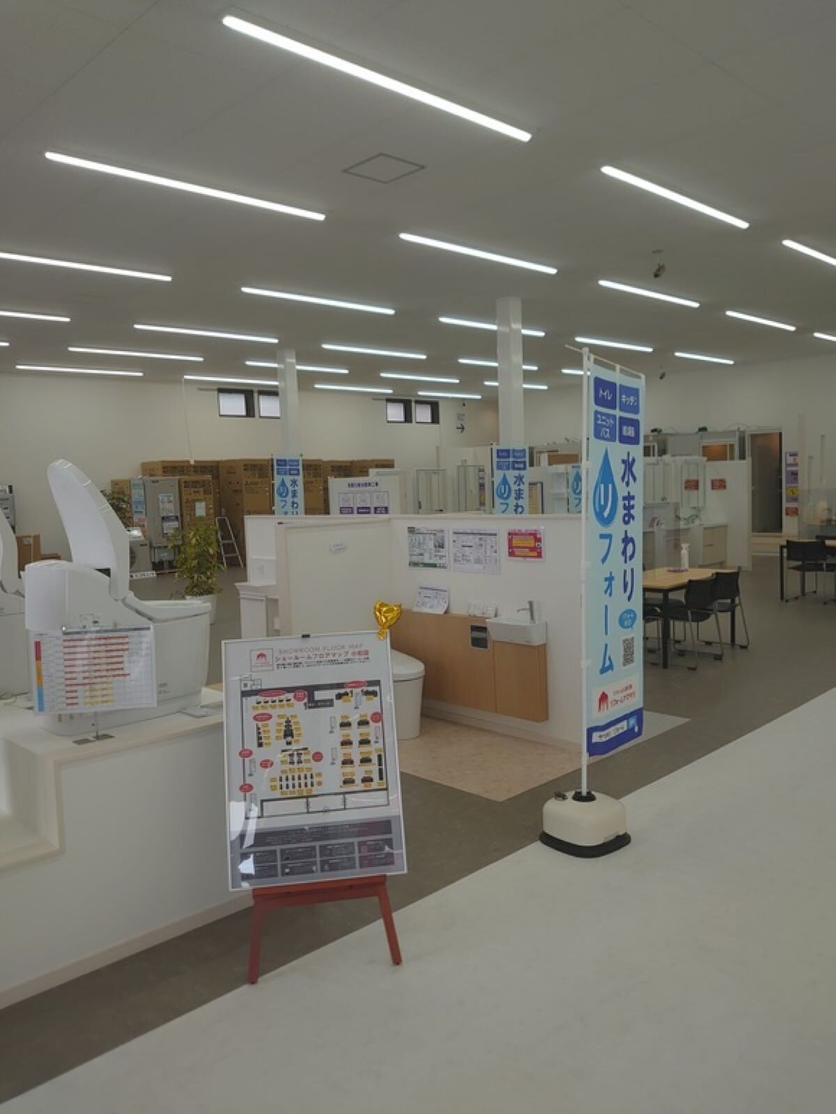 山岸_店舗内には、住設機器がズラリと並ぶ。TOTO、LIXIL、クリナップ、パナソニック、トクラス、タカラスタンダードなど、主要メーカーを揃えた.JPG