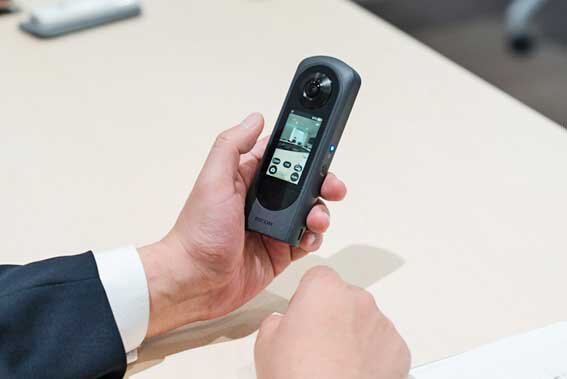大型液晶画面が搭載されたRICOH THETA X