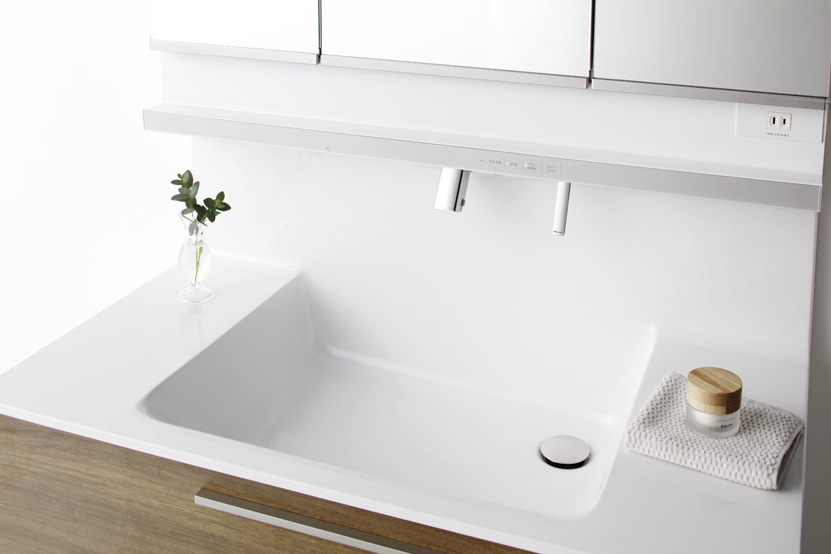 TOTO　多機能を水栓棚部に格納することで奥行きが生まれた