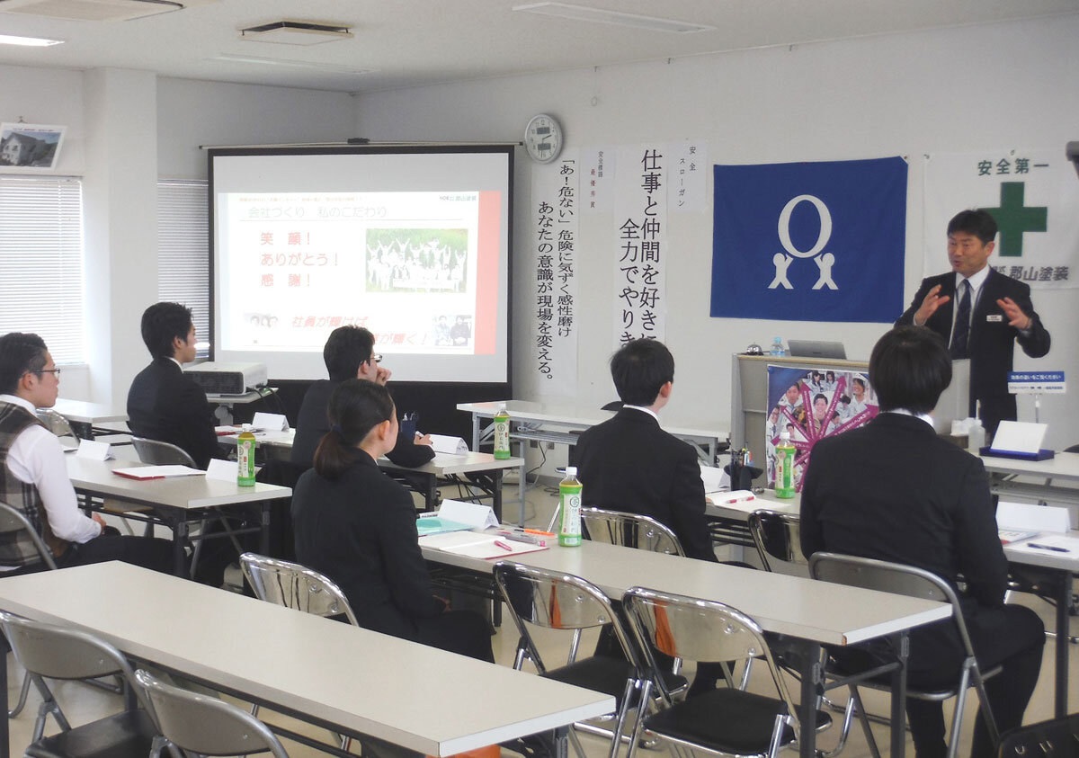 郡山塗装　自社で開催する説明会では、社長自らがキャリアプランや会社の制度について細かく伝えていく