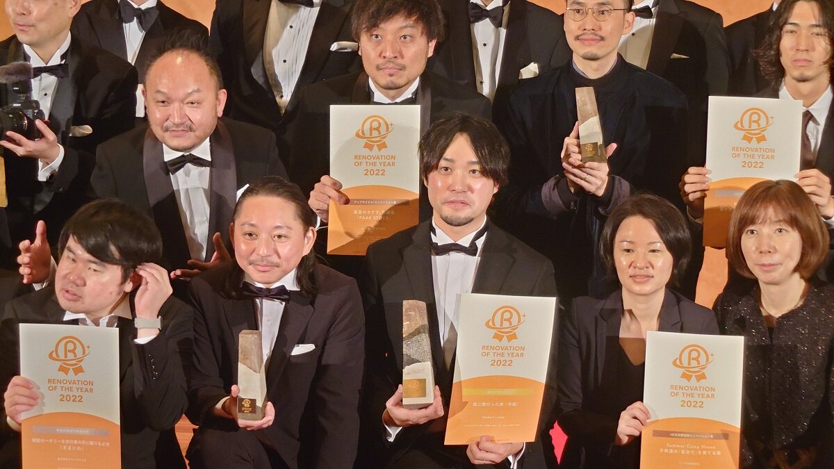 モリタ装芸　受賞者の面々。中央がモリタ装芸リフォーム・リノベーション部の小倉直之課長