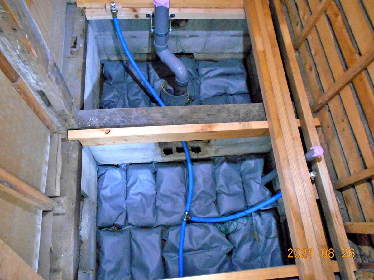 田島　トイレ床下。標準仕様で竹炭を入れる