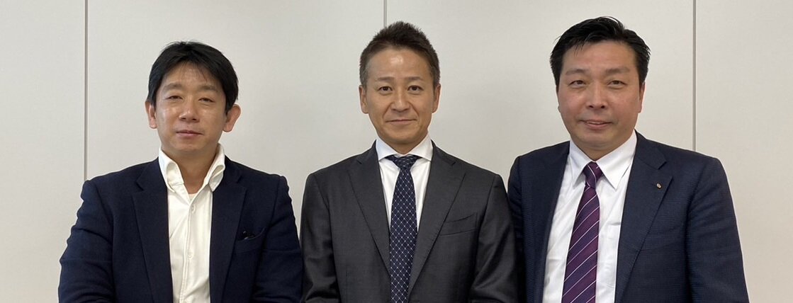 ママさんホンポホール ディングス　左から優良リフォーム支援協会の藤田精理事長、グローバルキャスト の川口英幸社長、ママさんホンポホールディングスの西山晴敏社長