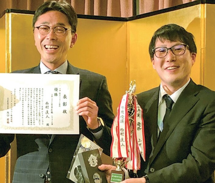 パナソニックエイジフリー　優勝した西村氏（右）と坂口社長