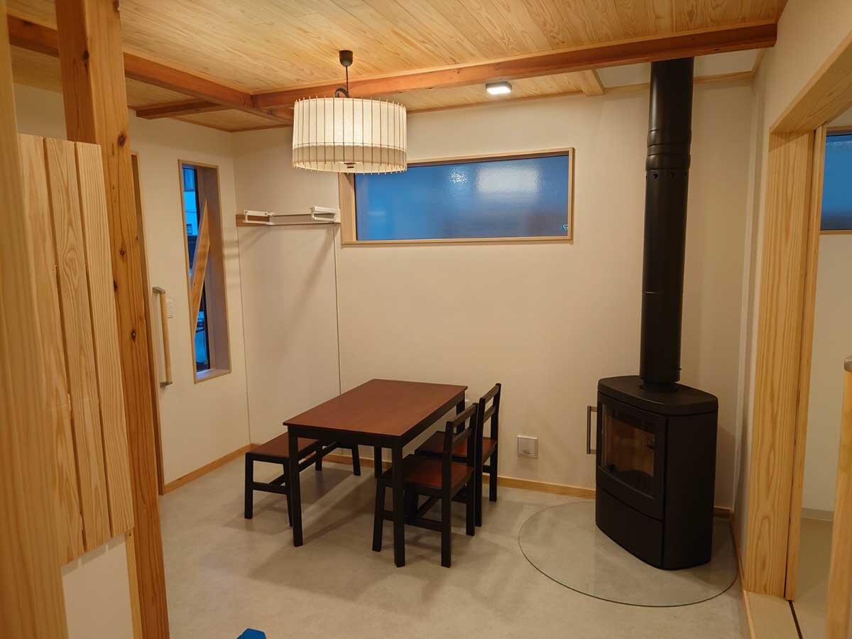 高梨建設　玄関土間を広く取り、薪ストーブもある
