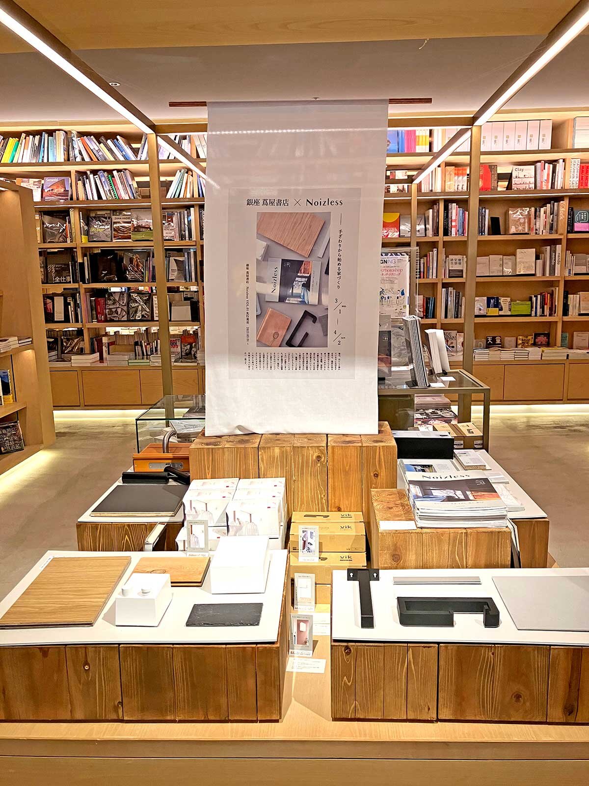 カルチュア・コンビニエンス・クラブ　展示全体図　小型化された建築パーツ等が並んでいて、手に取って触ることができる